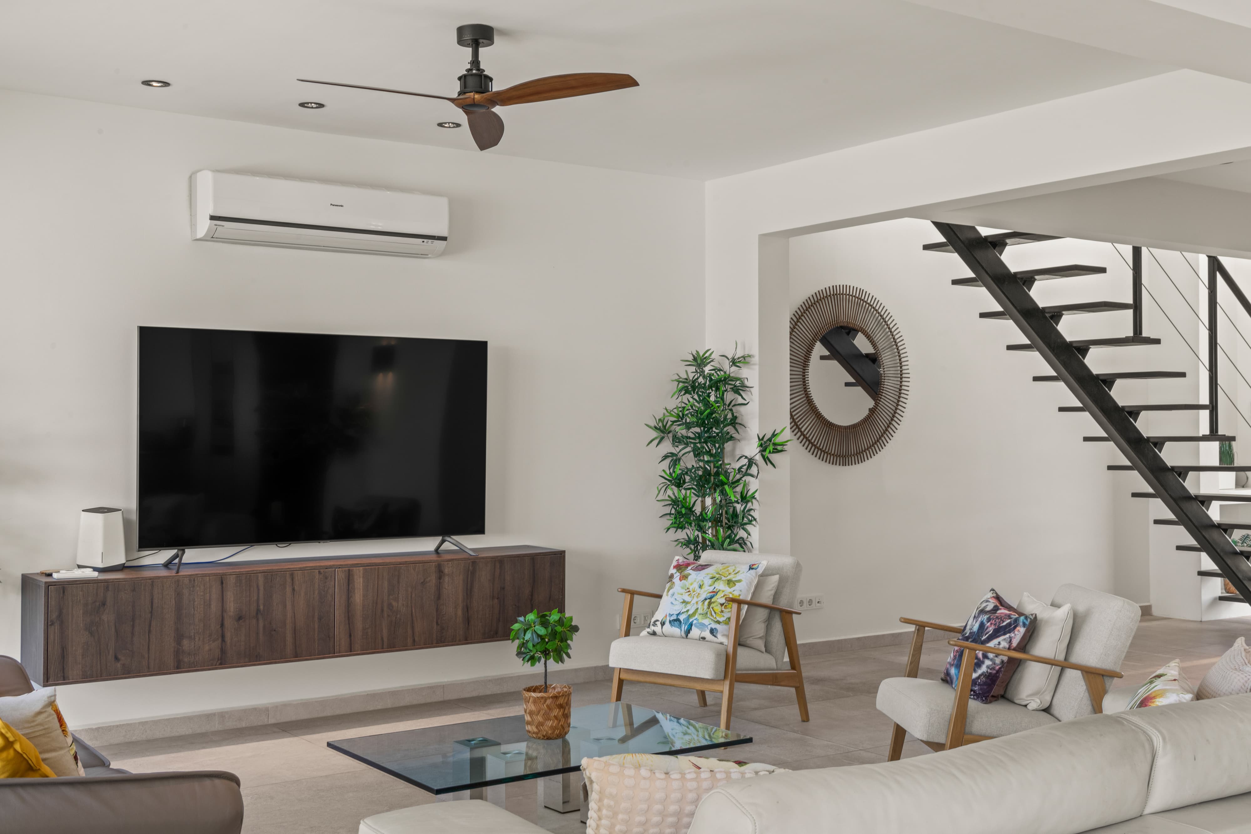 Living room with airco and Smart TV