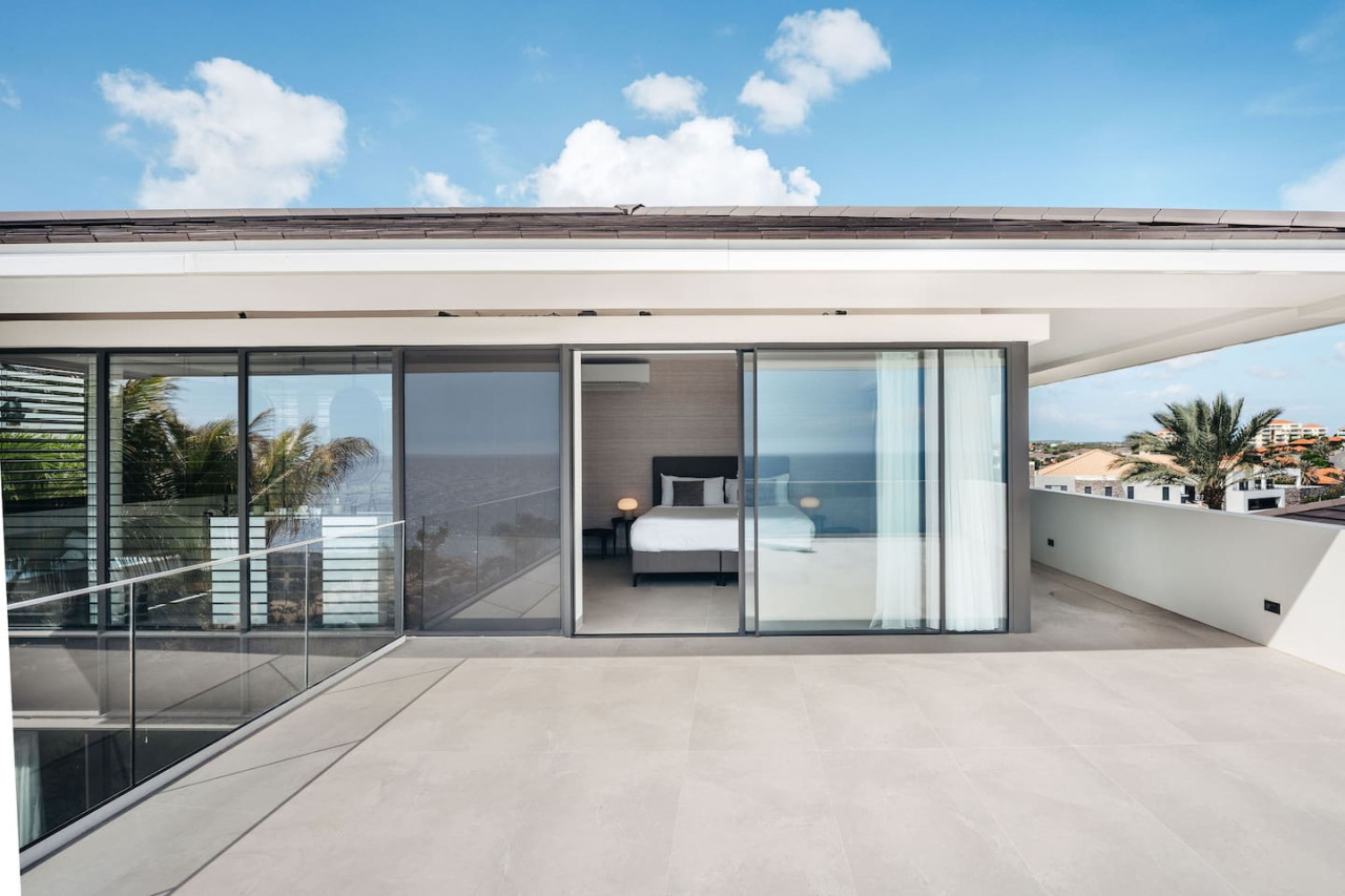 Holland House - Blue Bay - op een Klif met Fenomenaal Zeezicht