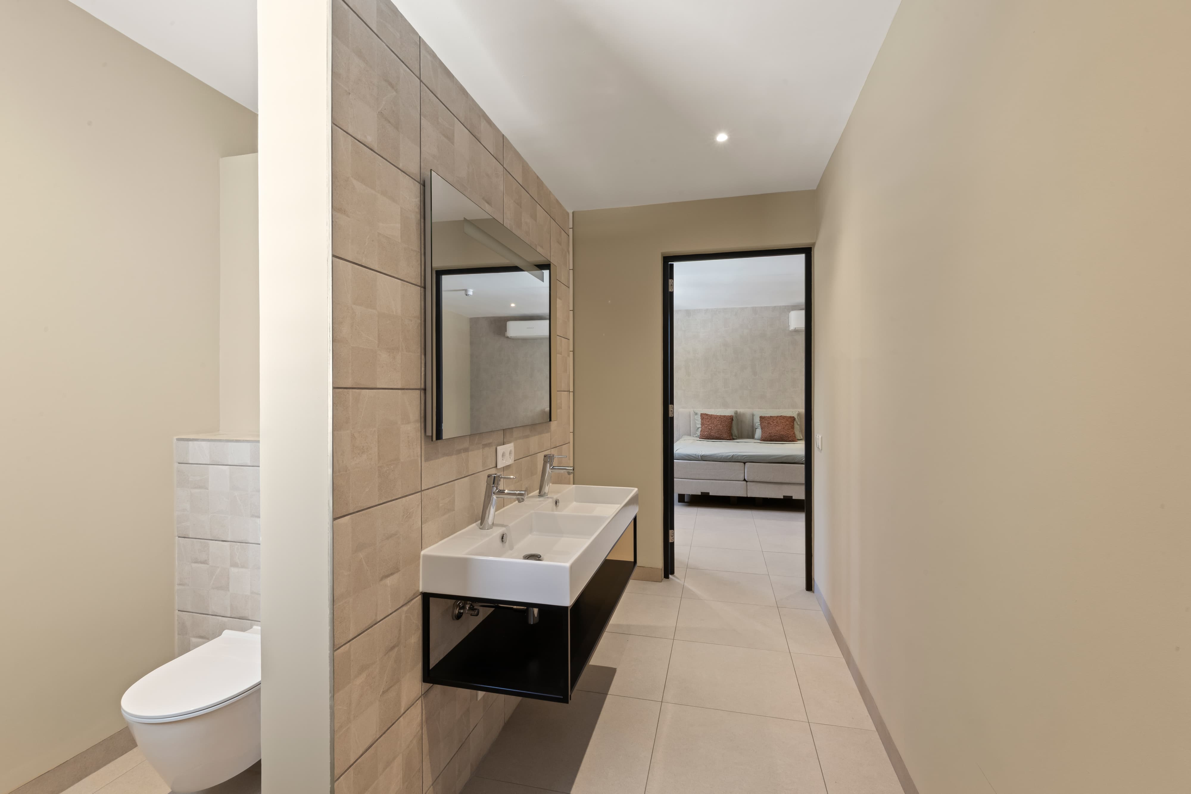 Holland House - Cape Marie C4